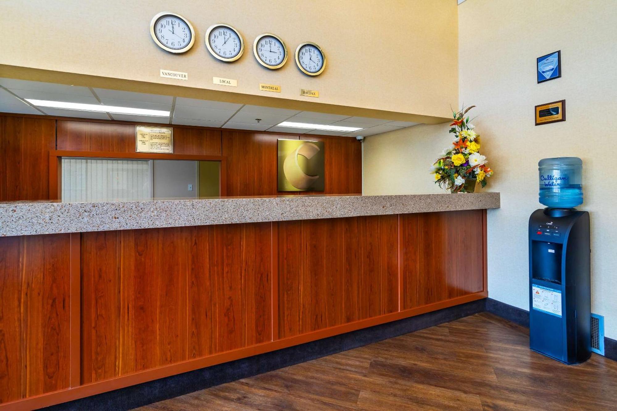 Comfort Inn & Suites Moose Jaw Exterior photo